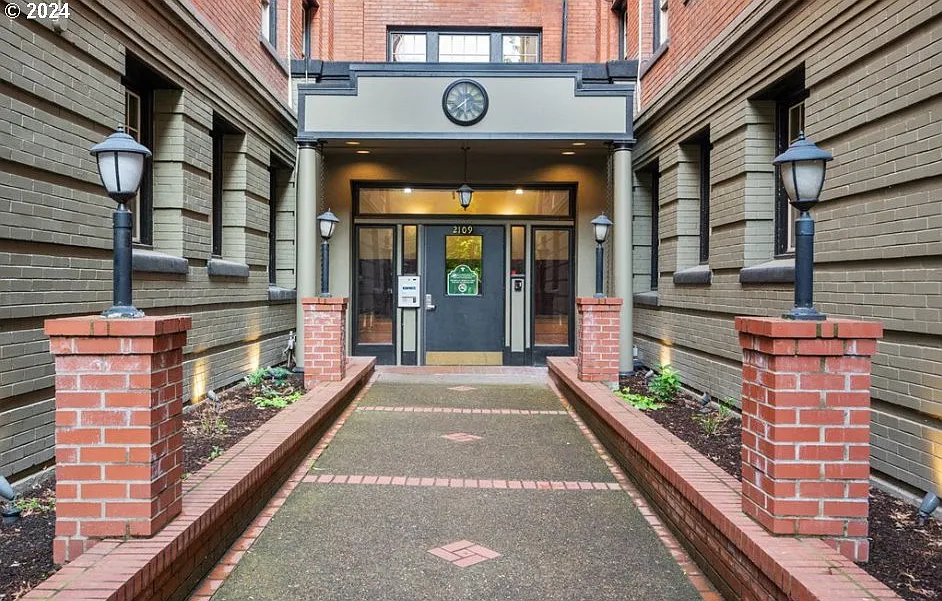2109 NW Irving St Unit 111, Portland, OR 97210